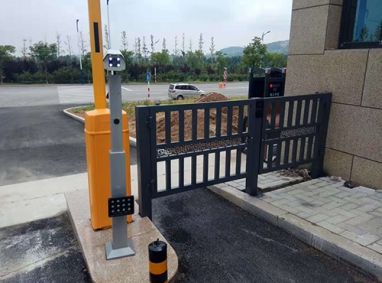 東方海洋柵欄門(mén)